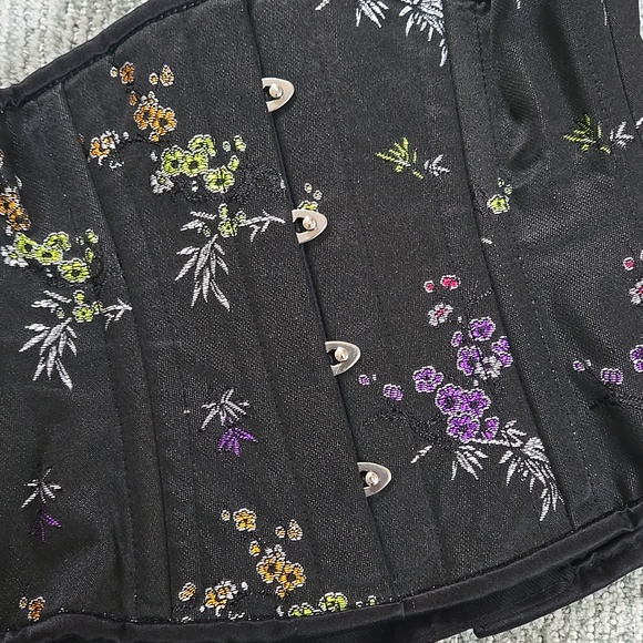 Corset - Picture 2 of 6